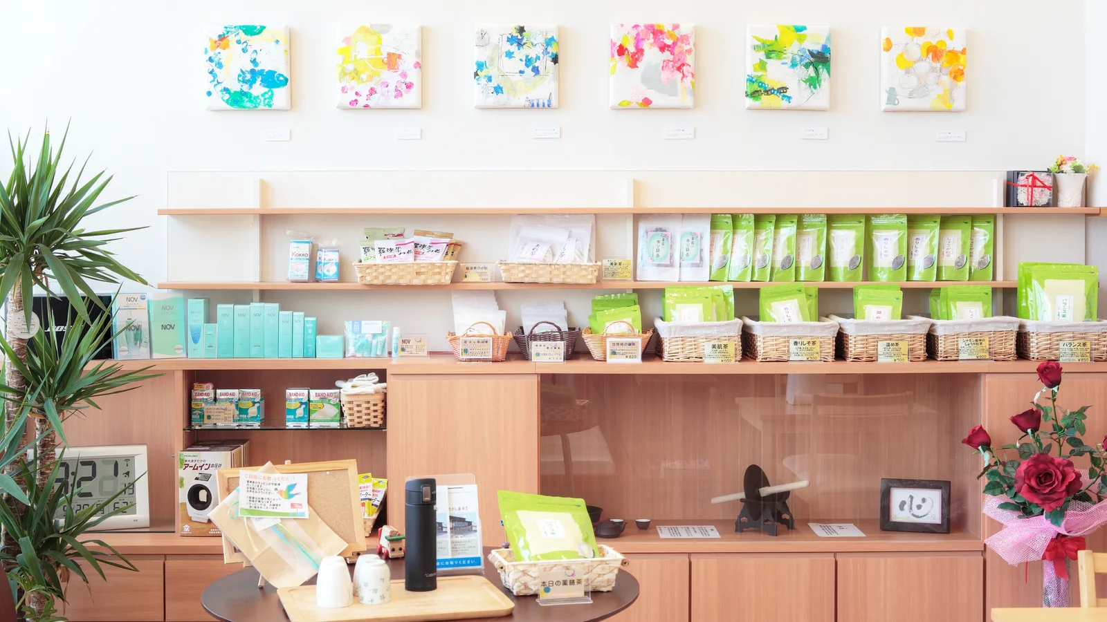 たかし薬局 店内の様子。OTC医薬品や健康茶などの商品棚
